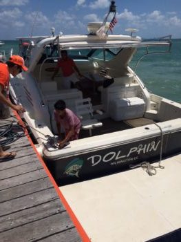 Popa del yate Uniesse con clientes a bordo