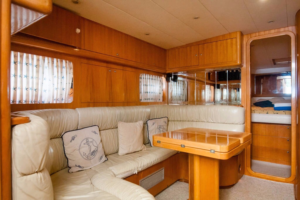 Sala del yate Dolphin Uniesse 48