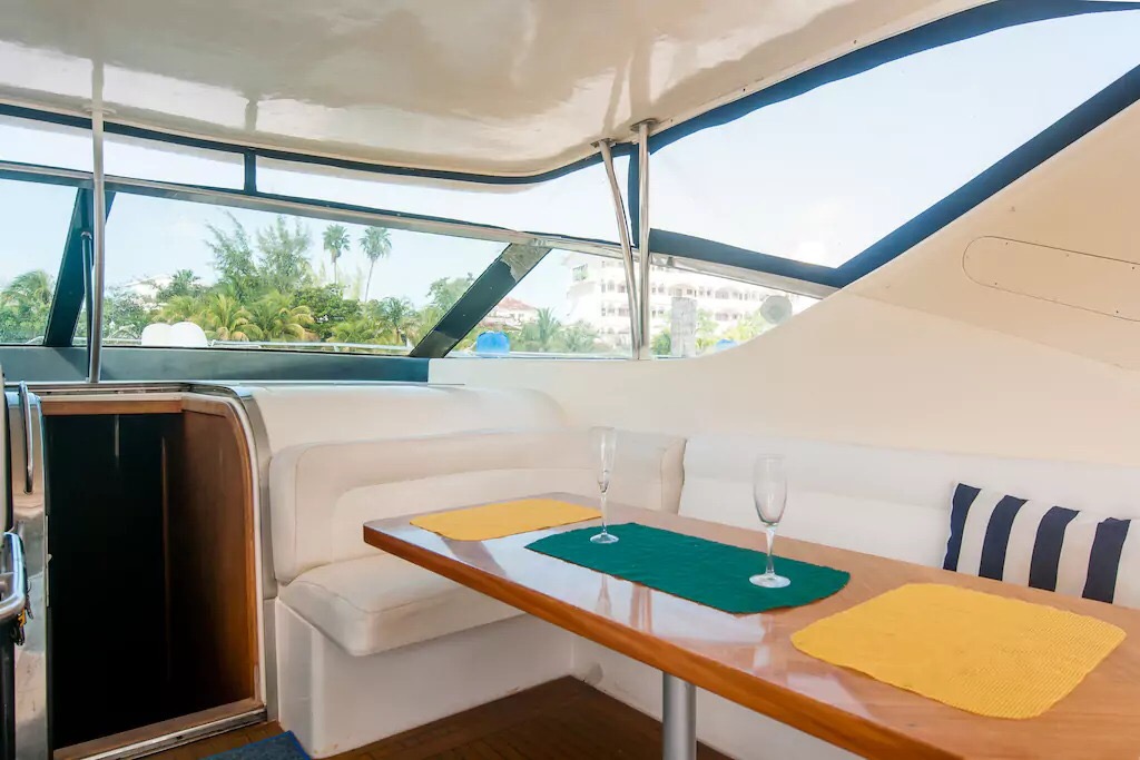 Sala exterior del yate Dolphin