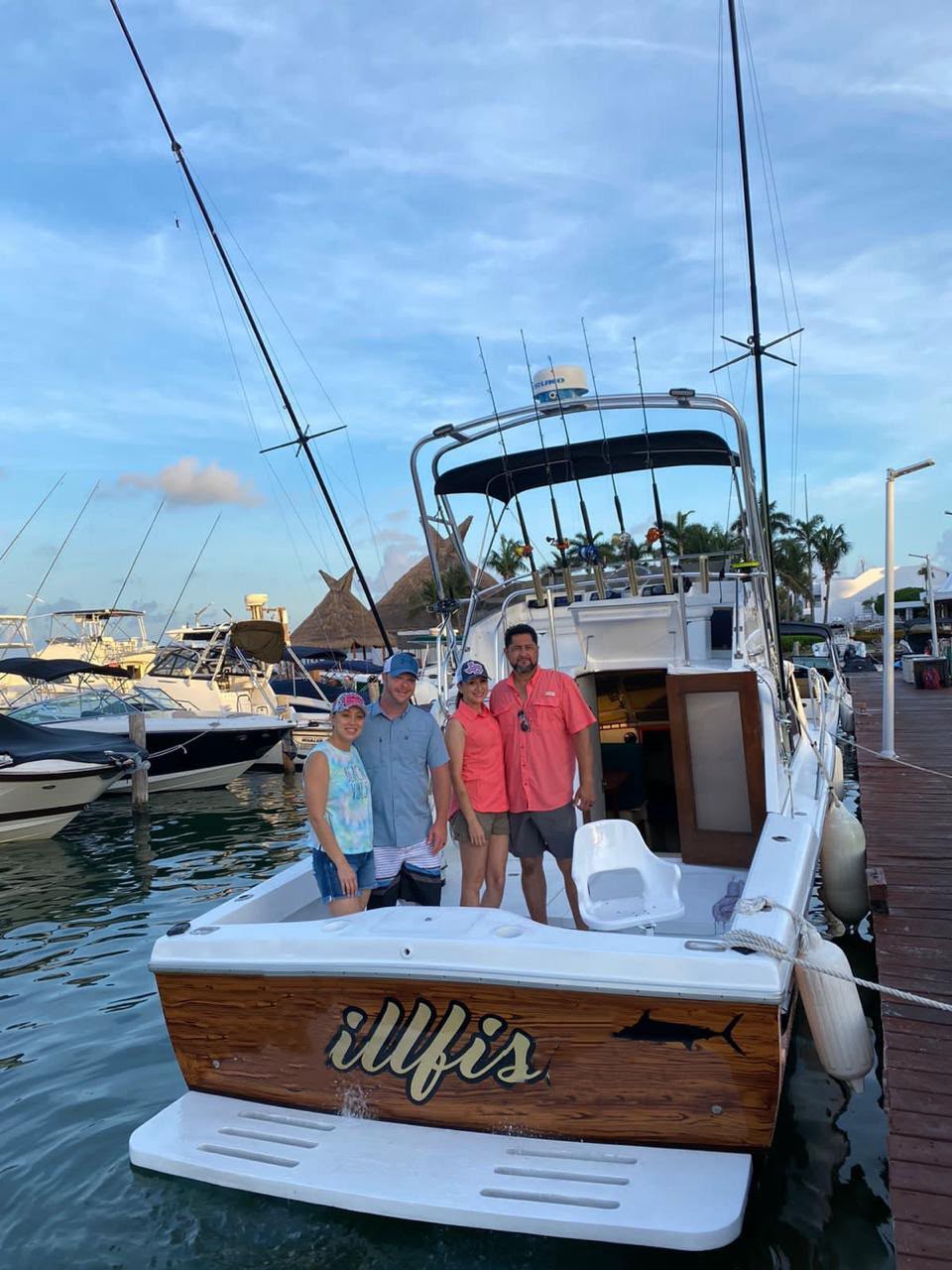 Outriggers y torre del yate Luhrs 35 pies equipado para pesca deportiva en Cancún