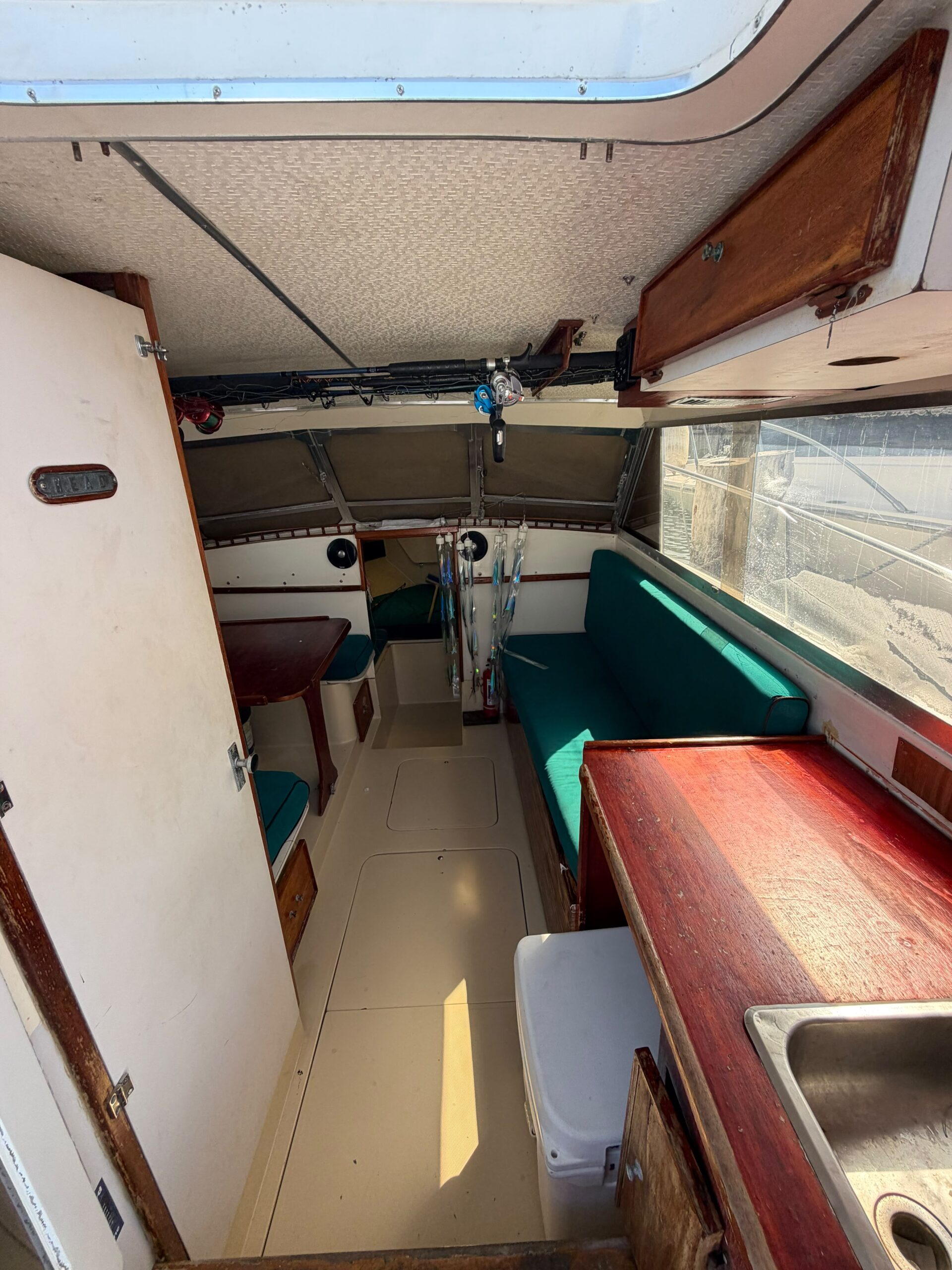 Cabina interior del barco de pesca Luhrs 35 pies para tours privados en Cancún