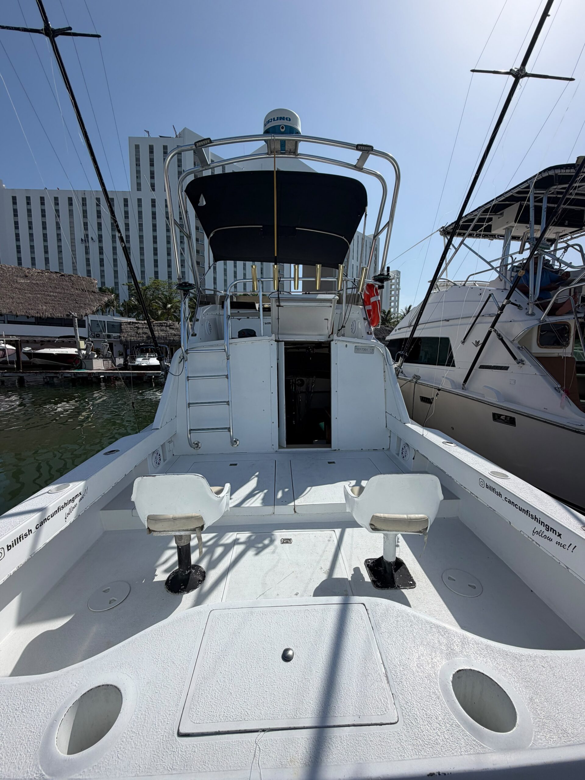 Popa y flybridge del yate Luhrs 35 pies para pesca deportiva en la marina de Cancún