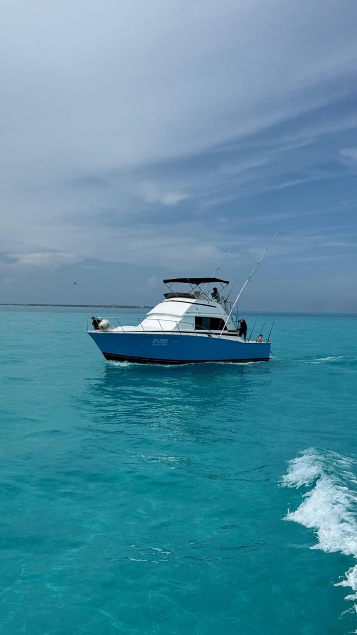 Renta del yate Troler 40 navegando hacia zonas de pesca frente a Cancún e Isla Mujeres