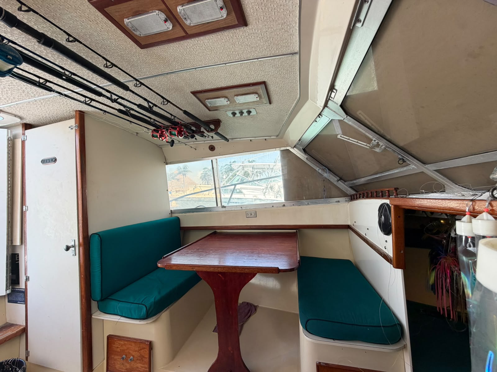 Sala y comedor a bordo del yate Luhrs 35 pies para pesca deportiva en Cancún