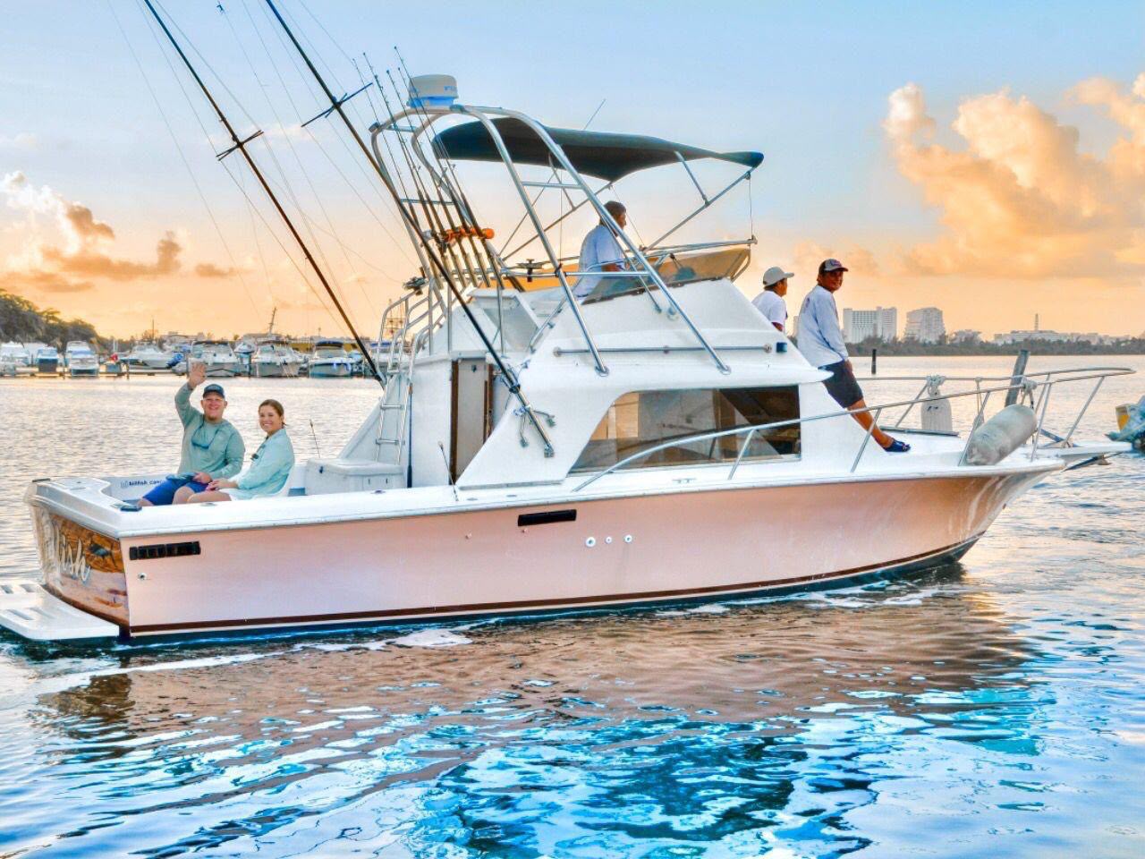 Yate Luhrs 35 pies para pesca deportiva privada en Cancún navegando en el Caribe